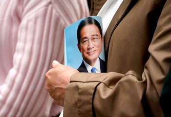 Un hombre sostiene una foto