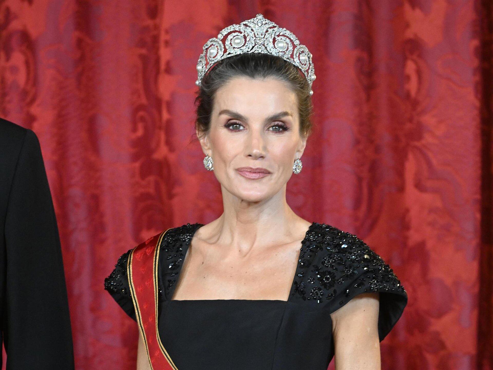 La Reina Letizia brilla con su vestido de gala más sencillo hasta la fecha