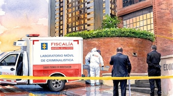 Ilustración en acuarela de un vehículo de criminalística, peritos con trajes de protección y cinta de acordonamiento ante un edificio residencial.