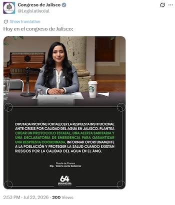 Mujer sentada ante un micrófono. En la mesa, un vaso de agua y un vaso de café. Un recuadro inferior con texto describe una propuesta legislativa
