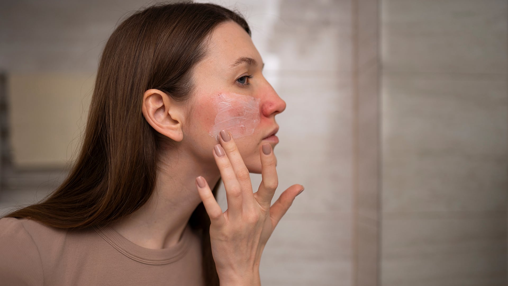 Limitar los baños a menos de 10 minutos, evitar el agua caliente y secar con toallas suaves reduce la pérdida de aceites naturales cutáneos - (Freepik)