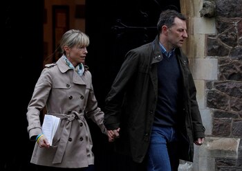 FOTO DE ARCHIVO: Kate y Gerry McCann salen después de un servicio para conmemorar el décimo aniversario de la desaparición de su hija Madeleine en la iglesia de Santa María y San Juan en Rothley, Gran Bretaña el 3 de mayo de 2017 (Reuters)
