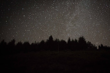 Imagen de archivo de una lluvia de estrellas desde la sierra de Os Ancares, en Galicia. (Carlos Castro/Europa Press)