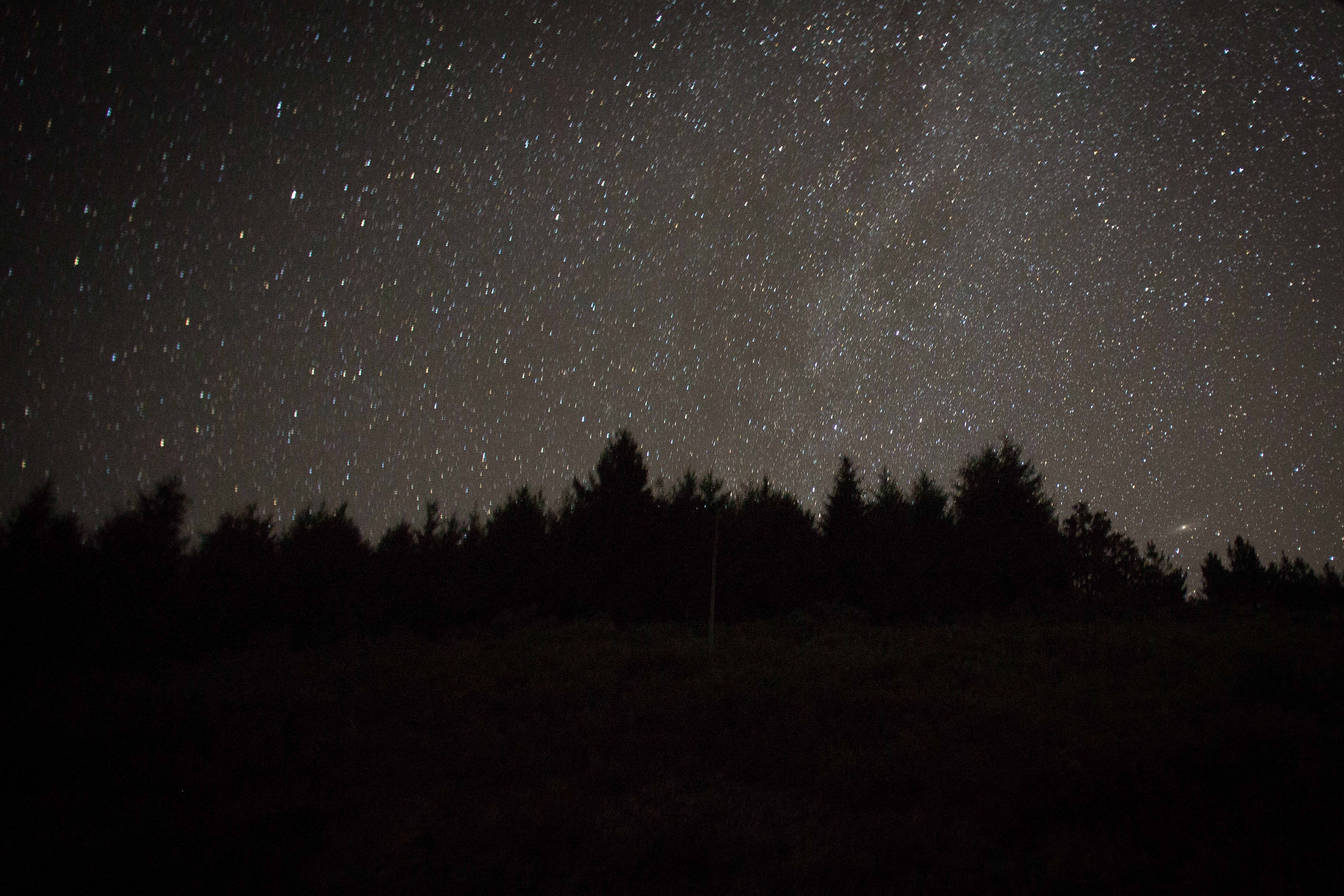 Imagen de archivo de una lluvia de estrellas desde la sierra de Os Ancares, en Galicia. (Carlos Castro/Europa Press)