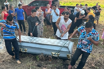 Personas asisten al velorio de los hermanos Elmer y Wilmer Suchite, en Nueva Vida en la aldea Rigores en Trujillo (Honduras). Las autoridades hondureñas confirmaron el asesinato de al menos 20 personas a manos de hombres armados, en una finca en el Caribe hondureño. Foto Infobae Centroamérica/EFE/ Germán Reyes