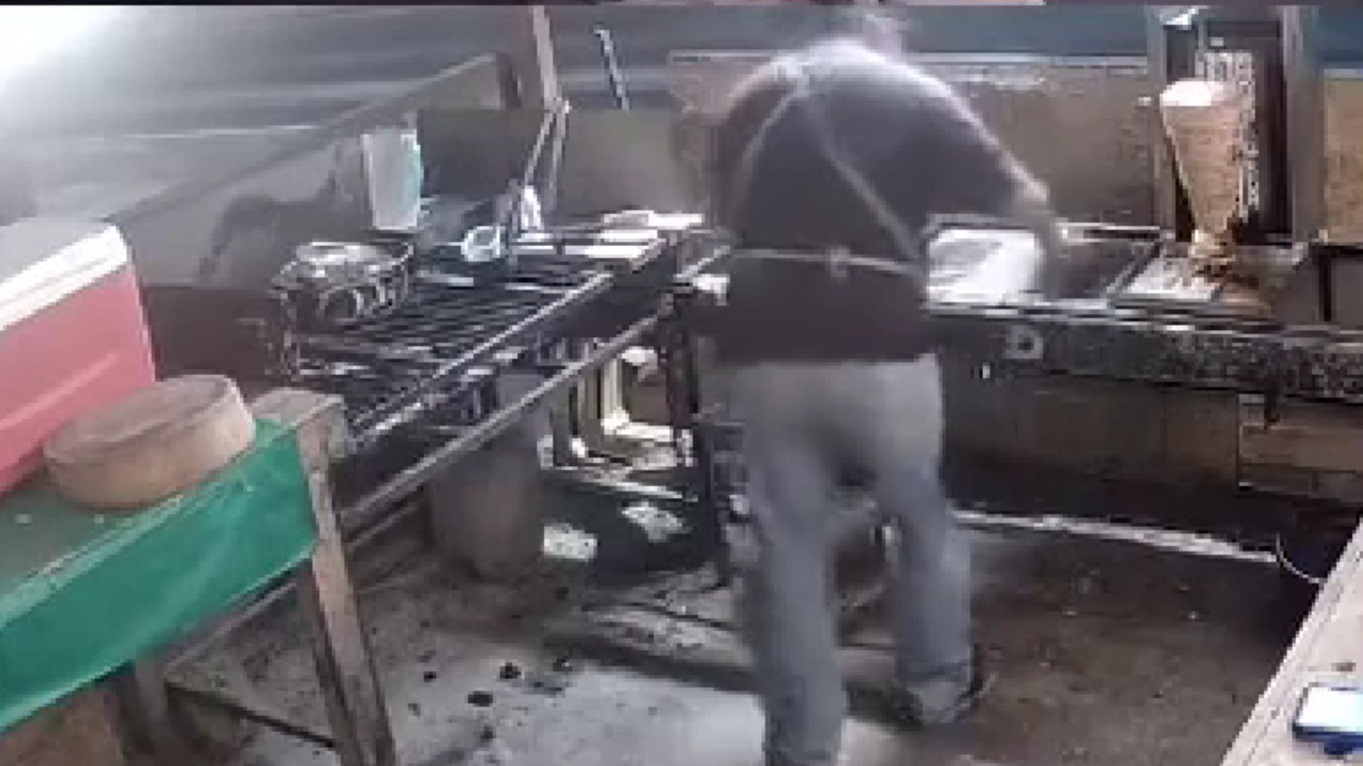 Taquero vive episodio paranormal mientras limpia su negocio en Nuevo León: así quedó grabado