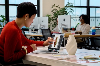 Apple presenta el MacBook Pro con pantalla táctil - crédito Apple