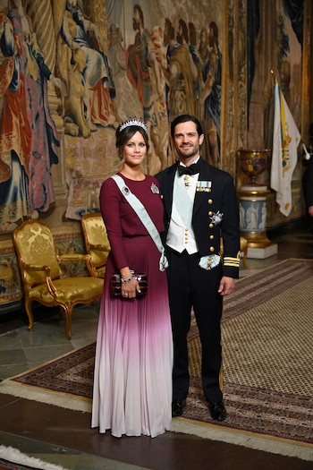 Los príncipes Carlos Felipe y Sofía en el 80 cumpleaños del rey Carlos Gustavo de Suecia (Grosby)