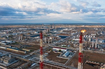 Vista general de la refinería de petróleo de la compañía Lukoil en Volgogrado, Rusia, el 22 de abril de 2022 (REUTERS/Archivo)