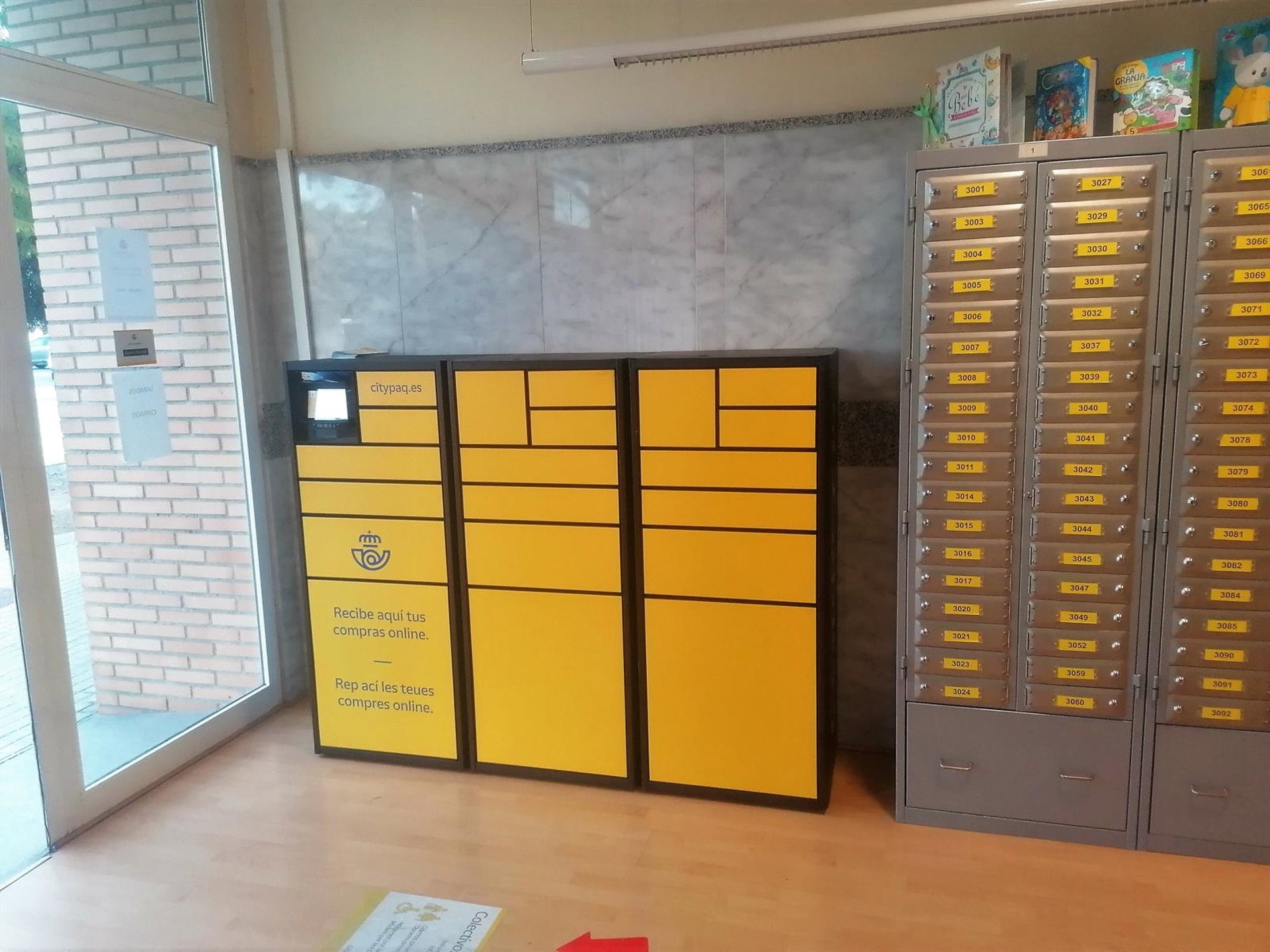 Las taquillas inteligentes del servicio Citypaq de la Oficina Principal de Correos (Correos)