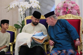 El sultán Ibrahim Iskandar, el Tunku Ismail y la princesa. (Instagram @hrhcrownprinceofjohor)