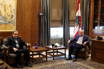 Abbas Araqchi junto al líder del Parlamento del Líbano, Nabih Berri, en Beirut (REUTERS/Mohamed Azakir)