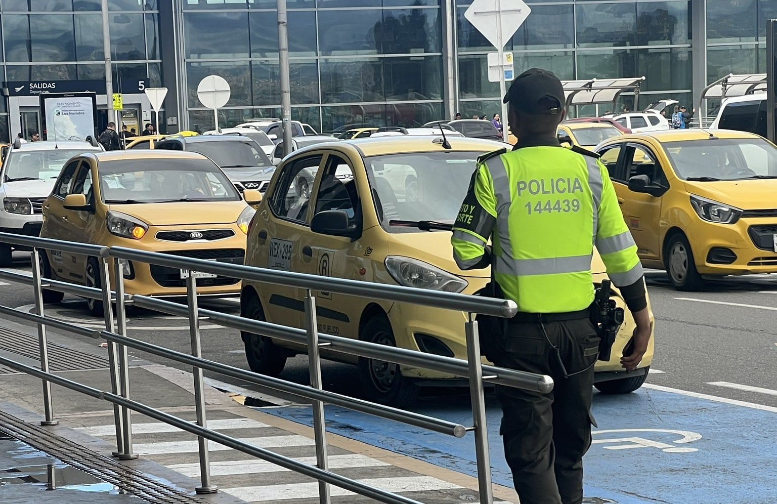El nuevo esquema tarifario modifica el valor de la unidad del taxímetro y los cobros por servicios desde y hacia el Aeropuerto El Dorado - crédito @BernateRomel/X
