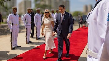 Ella es Jeanette Dousdebes, la esposa del secretario de Estado Marco Rubio, que lo acompañó en su visita a Barranquilla: es hija de colombianos