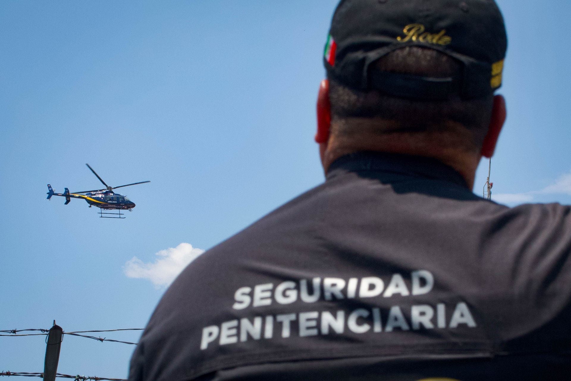 Custodios penitenciarios protestaron frente al penal de La Mesa para exigir el pago completo de su aguinaldo.FOTO: ROGELIO MORALES/CUARTOSCURO.COM