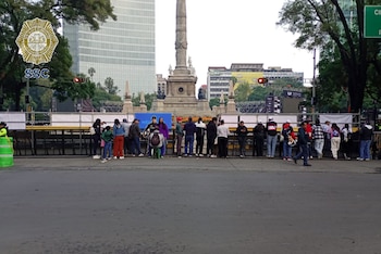 Aficionados de la Fórmula 1 y de Checo Pérez comienzan a llegar a Paseo de la Reforma para el show de las 10 de la mañana (X@OVIALCDMX)