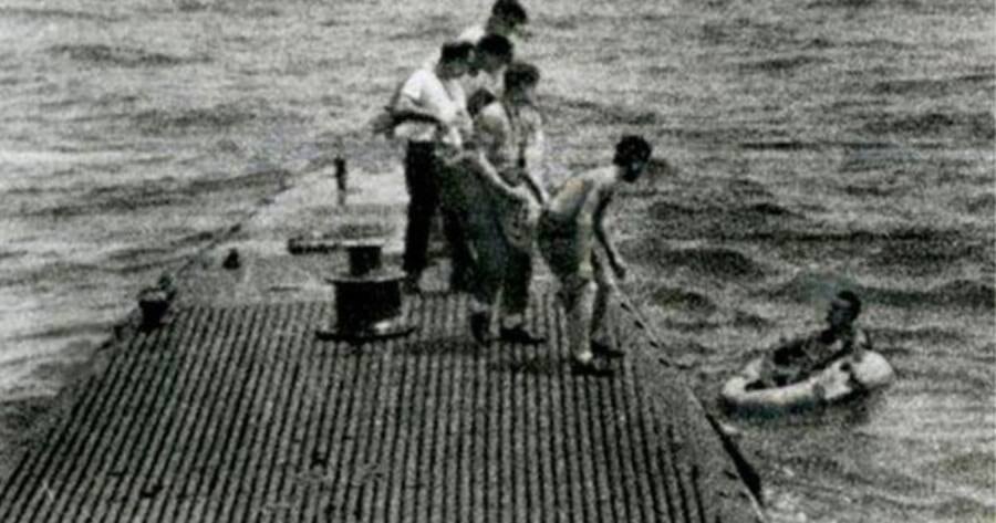 George Bush padre en el momento de ser rescatado por un submarino de Estados Unidos