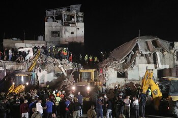 Rescatistas buscan víctimas en un edificio destrozado que fue impactado en un ataque aéreo israelí en la ciudad de Sidón, en el sur del Líbano, el martes 29 de octubre de 2024. (AP Foto/Mohammed Zaatari)