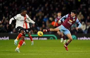 12 January 2024, United Kingdom, Burnley: Luton Town's Amari'i Bell (L) and Burnley's Zeki Amdouni battle for the ball during the English Premier League soccer between Burnley and Luton Town at Turf Moor. Photo: Martin Rickett/PA Wire/dpa