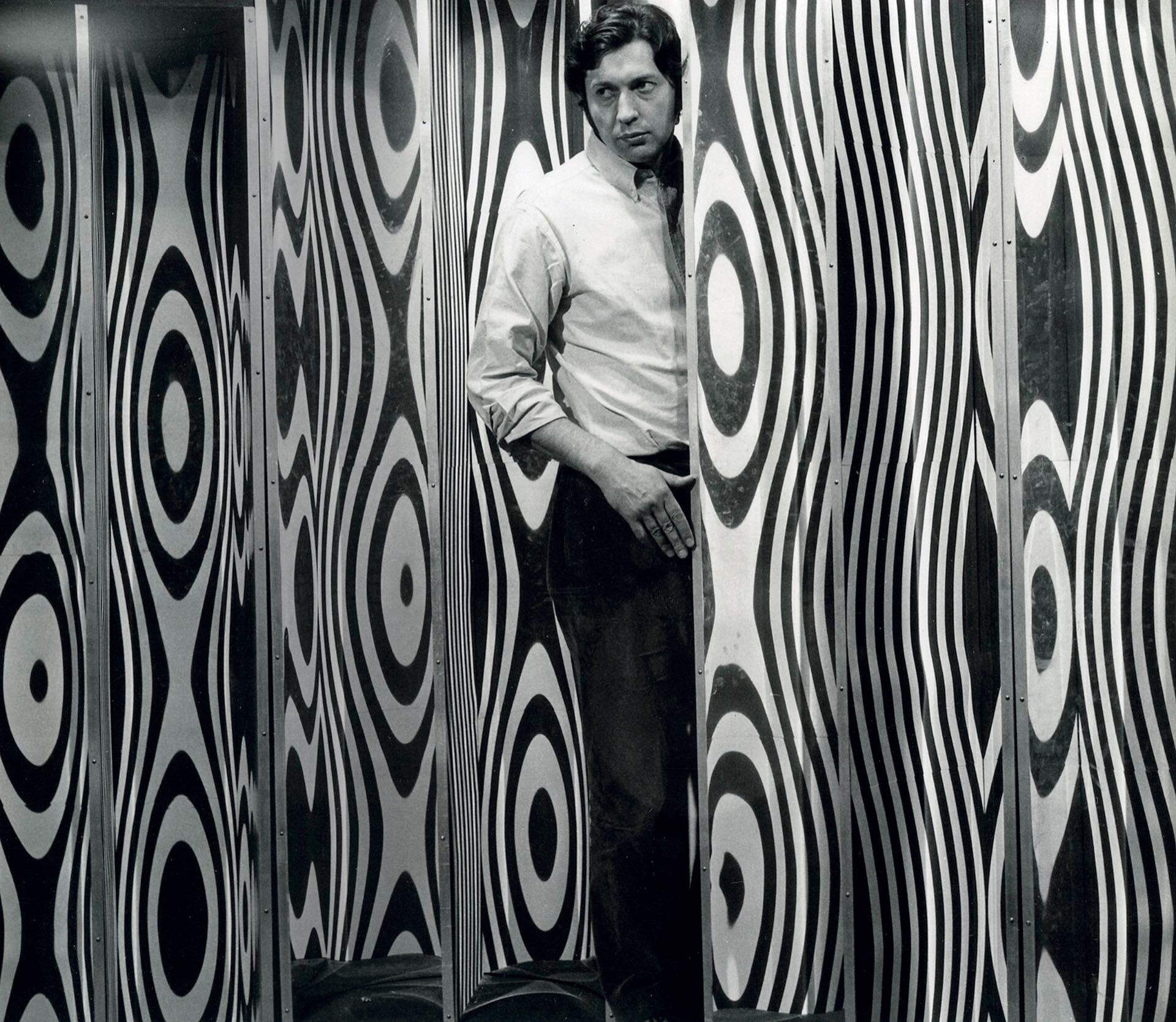 Un joven Julio Le Parc recorre sus laberintos.