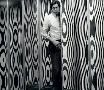 Un joven Julio Le Parc recorre sus laberintos.