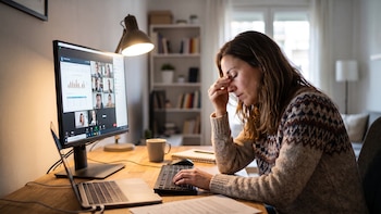 ¿Qué es el síndrome del trabajador híbrido y cómo afecta la salud mental?