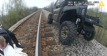 El animal estaba completamente atascado entre las vías del tren. (Captura de Pantalla/Facebook/ Wagoner County Sheriff's Office)
Perros, razas de perros, animales, mascotas, noticias de animales, noticias de mascotas, rescate animal, vías de tren, Oklahoma, Estados Unidos