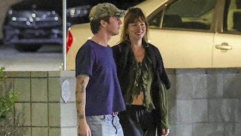 Del street style a la alfombra roja: cómo Dakota Johnson y su pareja Role Model reescriben la moda urbana