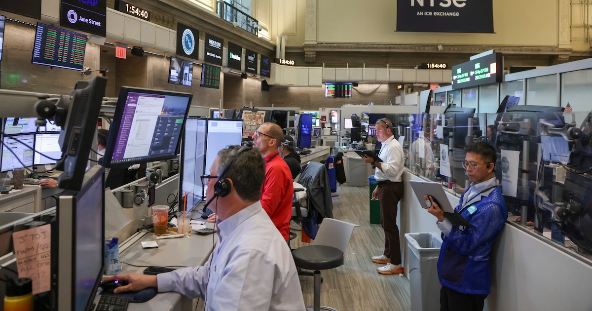 Wall Street chained its sixth week of profit with historical maxima while oil went up again