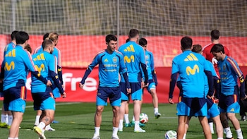 Martín Zubimendi abandona la concentración de España por molestias en la rodilla