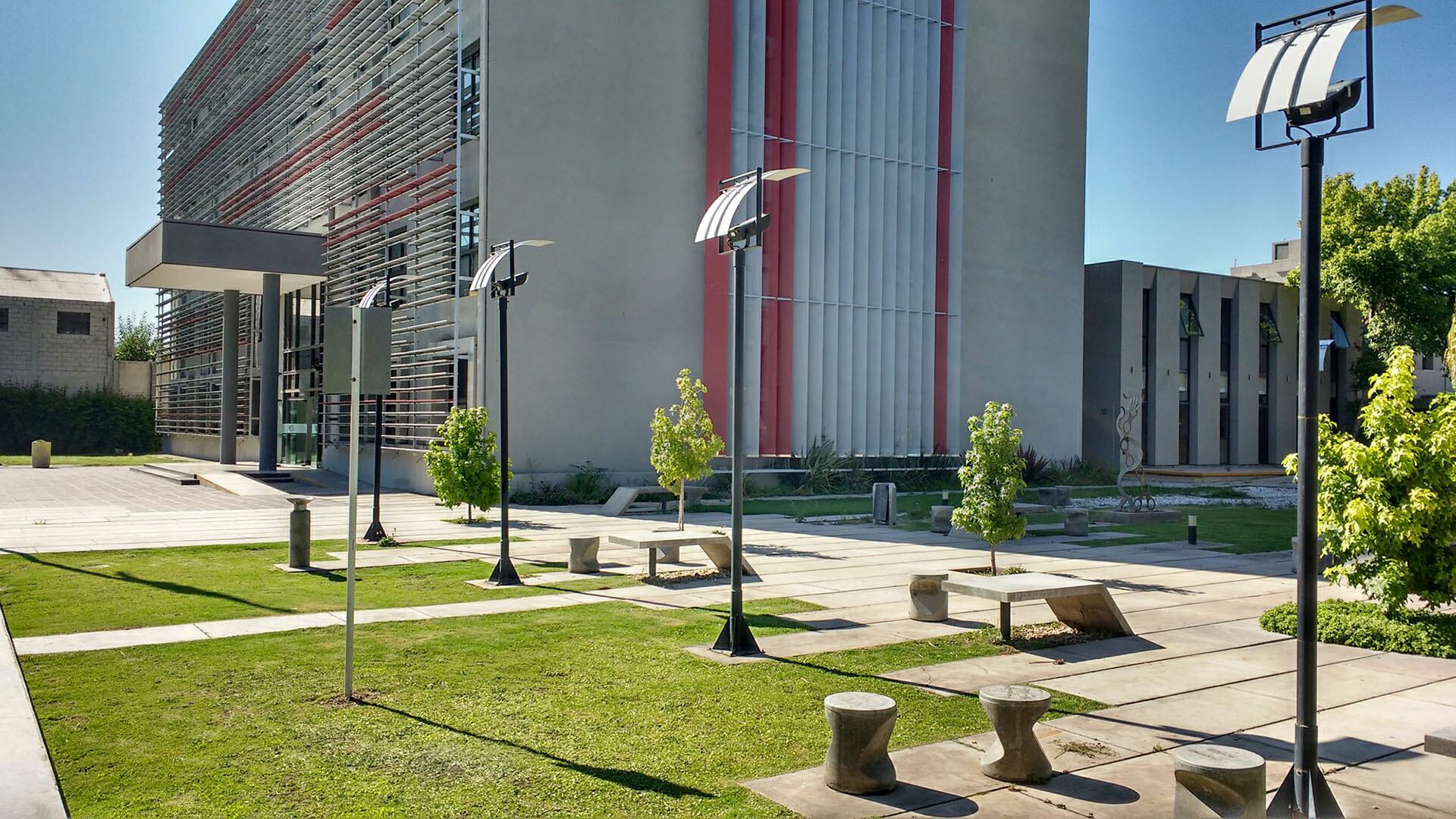 La fachada del Colegio Universitario Santa María, que depende de la Universidad Champagnat en Mendoza