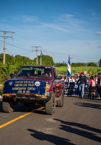 La actividad cívica se realizó en la ruta que une Arco Durán con el cantón, un tramo mejorado por el Gobierno salvadoreño para apoyar a estudiantes, familias y productores de la zona (Foto cortesía Ministerio de Educación)