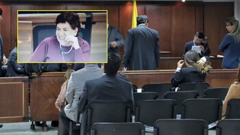 Fiscal quedó captada en cámara mientras hacía “trampa” en plena audiencia: la reacción del juez generó polémica