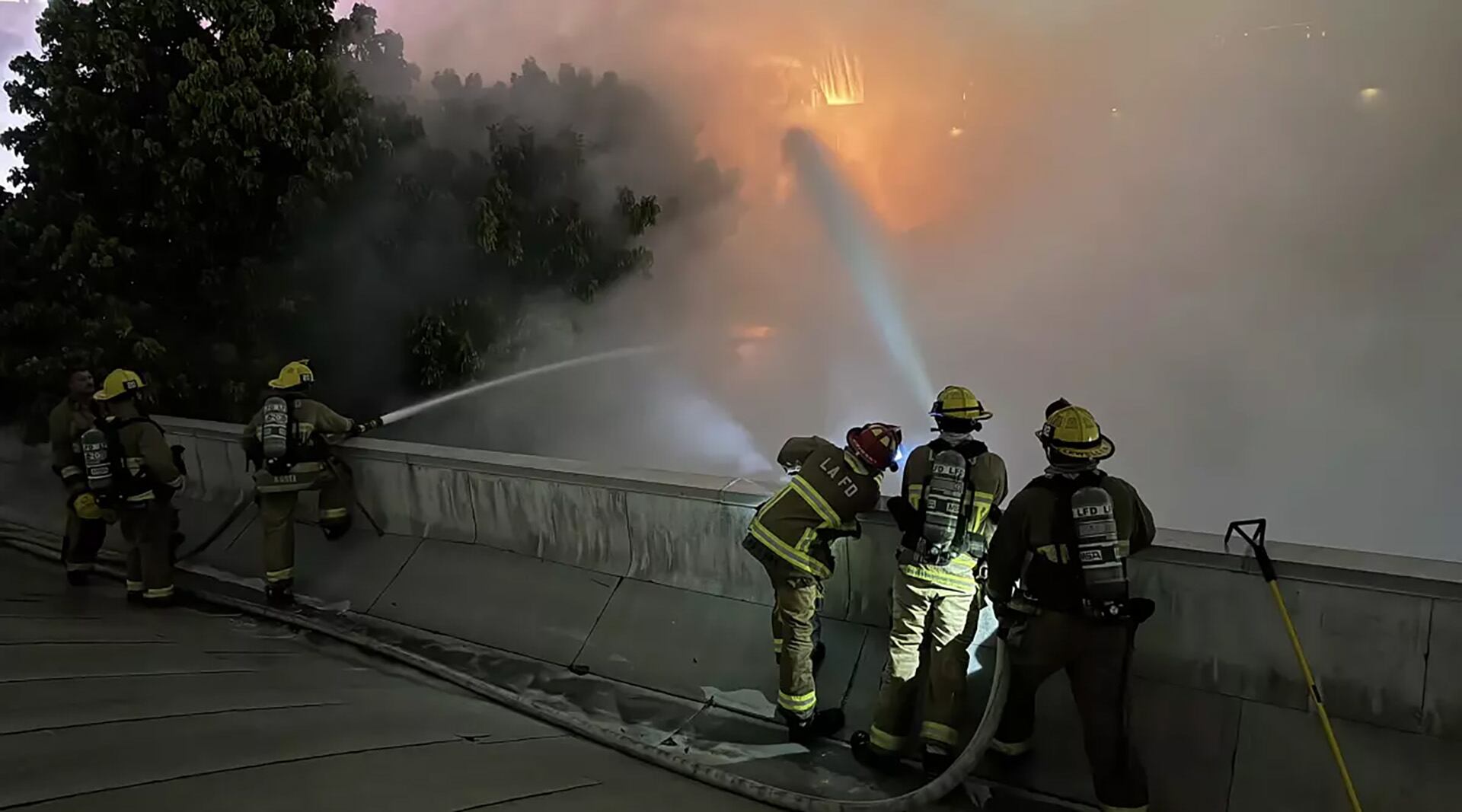 Setenta bomberos combatieron las llamas durante más de una hora y rescataron a un hombre atrapado en el segundo piso (Los Angeles Fire Department)