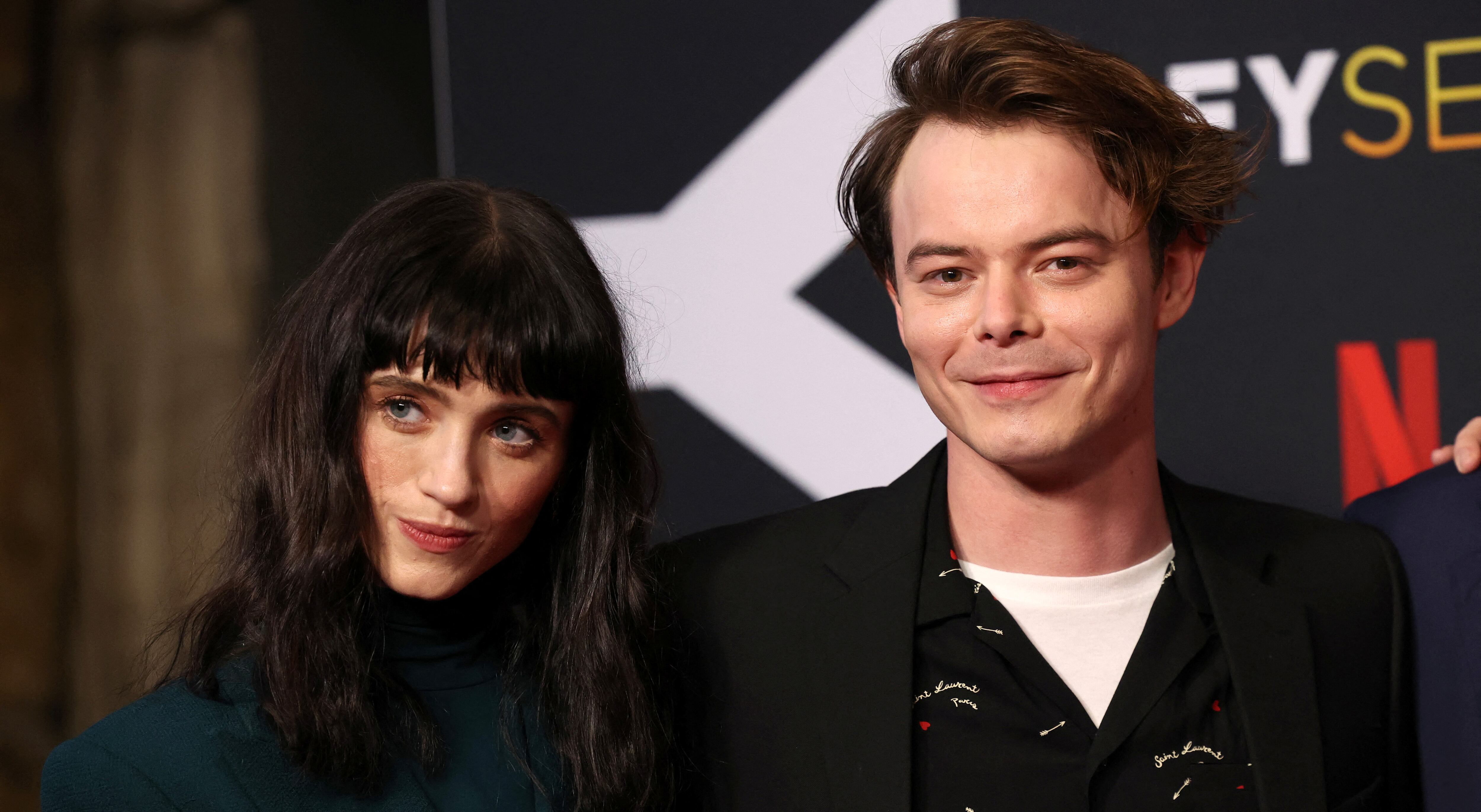 La relación entre Charlie Heaton y Natalia Dyer combina trabajo actoral y vida en pareja, fortalecida por experiencias compartidas (REUTERS)