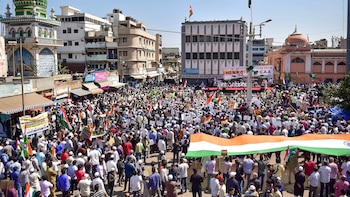 Liberados dos líderes del Partido de las Cucarachas tras siete días detenidos por las protestas en India