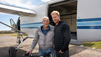 El príncipe Harry salta en paracaídas para cumplir la promesa que le hizo a un hombre de 102 años: Meghan Markle respira aliviada tras recibir su llamada