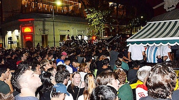 Una multitud, en búsqueda de