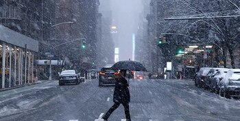 Un peatón cruza una avenida