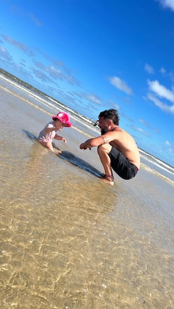 Bam Bam Morais se agacha