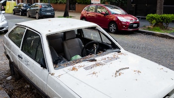 Los automóviles abandonados en aceras, calles, vías y otros espacios públicos están sujetos a un procedimiento especial vigente en el distrito capital desde 2016. Archivo