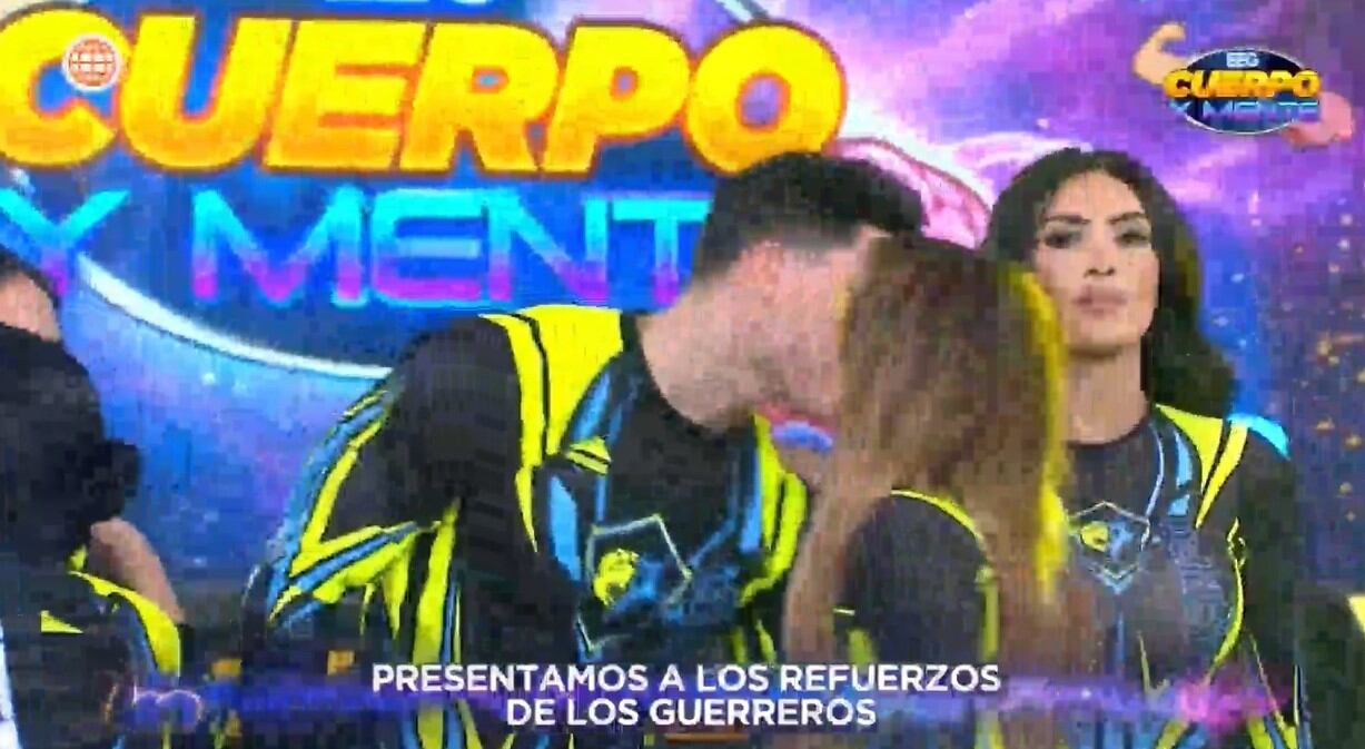 Patricio Parodi y Flavia Laos se saludan con un beso en la mejilla.