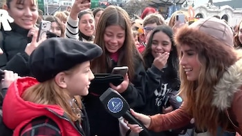 El insólito blooper de Juli Poggio al entrevistar a un nene en La Rural: “¿Quién te armó este look?”