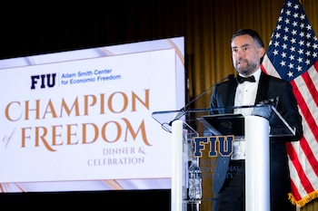 El periodista y presentador de televisión mexicano, Enrique Acevedo, en la gala anual Champion of Freedom Dinner & Celebration