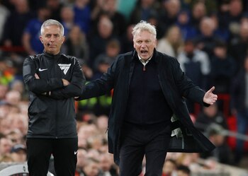 David Moyes, técnico del Everton, protestando por el gol del Liverpool - crédito Phil Noble/REUTERS