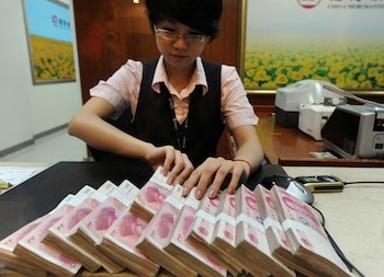 Un empleado cuenta billetes de