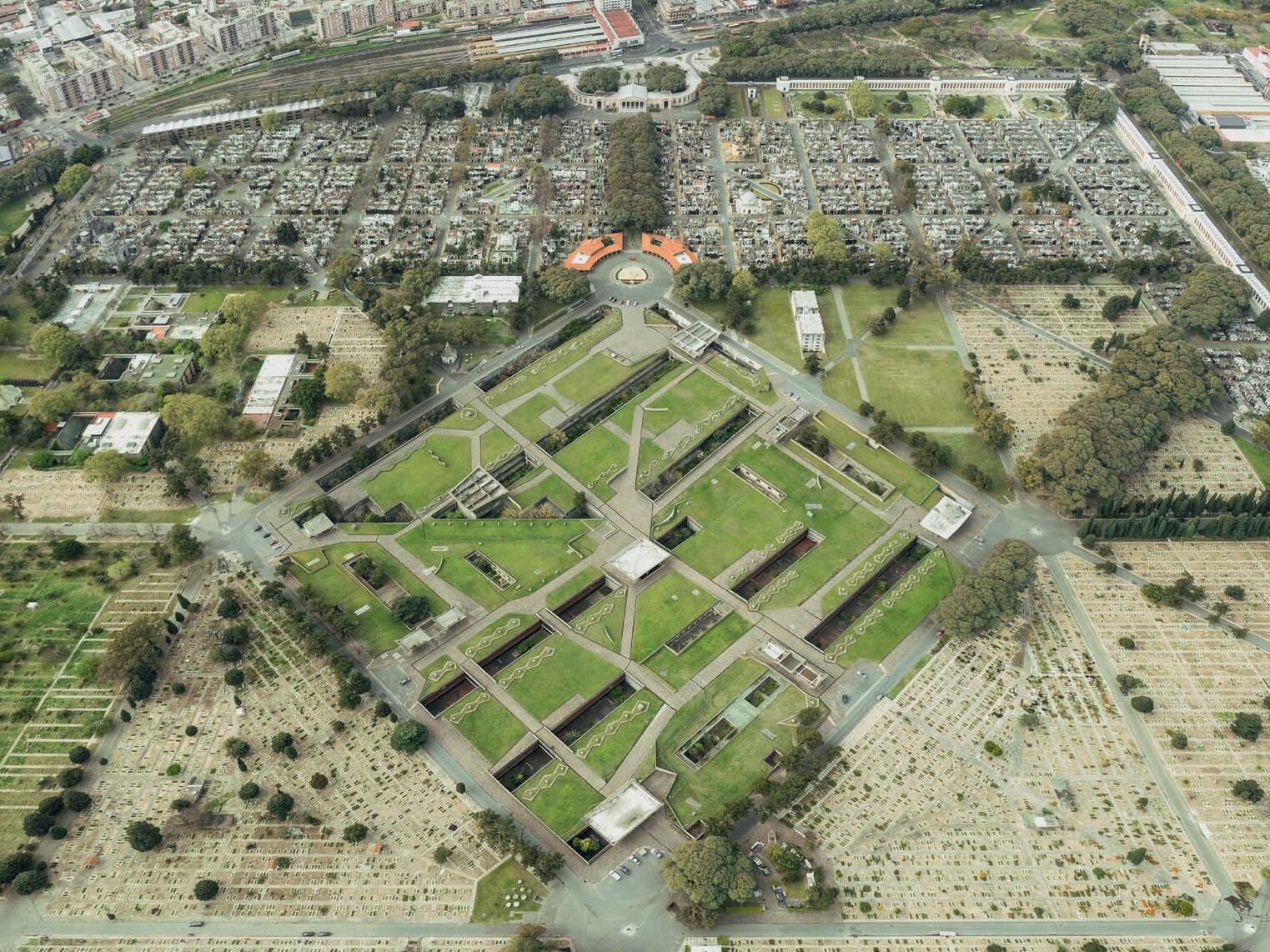 El Sexto Panteón de Chacarita es la necrópolis subterránea más grande de Buenos Aires y un ícono de la arquitectura funeraria argentina (© Federico Cairoli - ArchDaily)