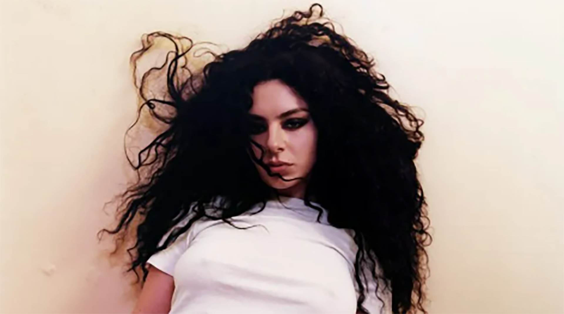 Un retrato de Charli XCX llegó a la colección de un importante museo