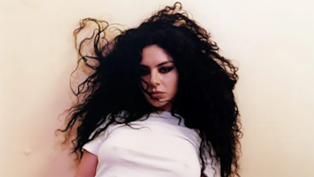 Un retrato de Charli XCX llegó a la colección de un importante museo