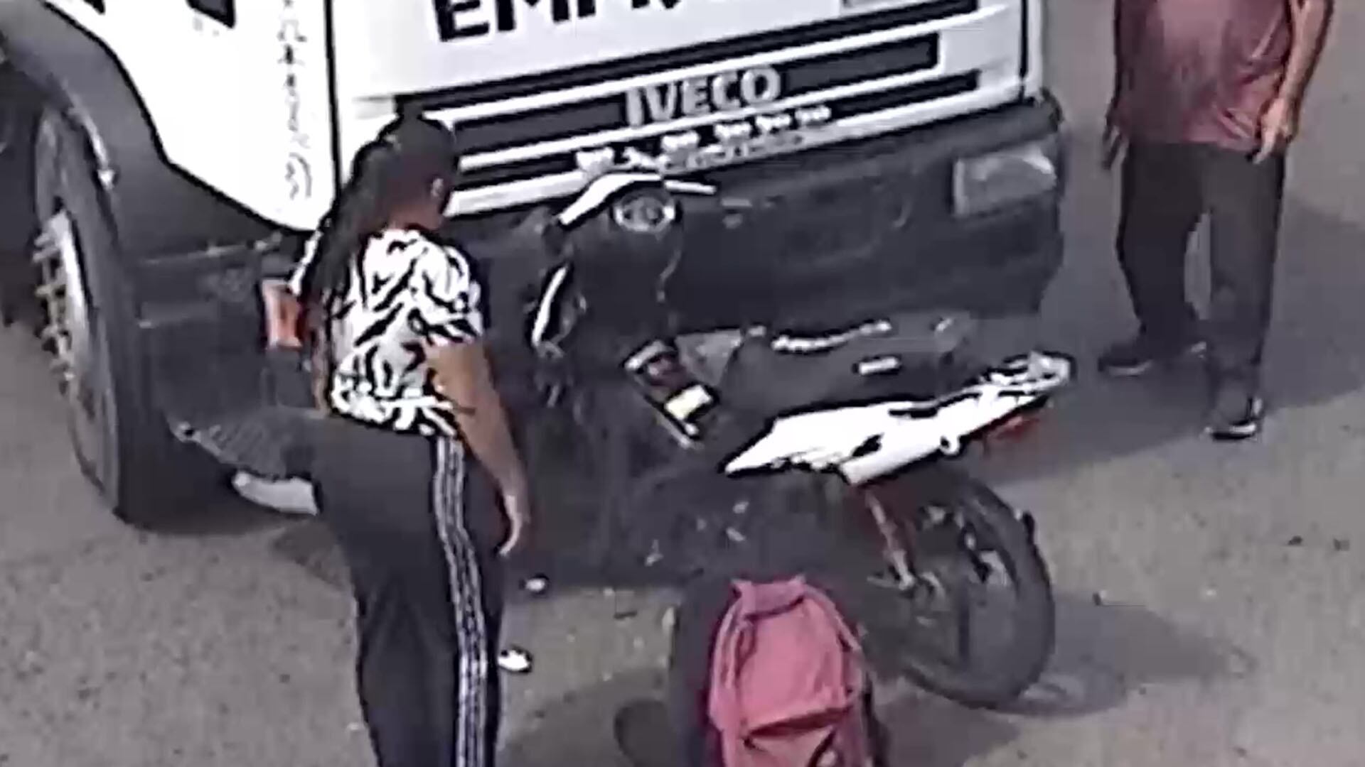 Así quedó incrustada la moto en el frente del camión: no hubo víctimas que lamentar (COT)